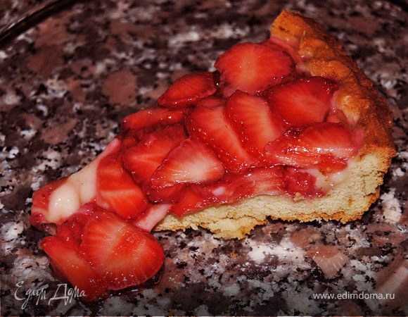 Вынимаем корж из духовки, снимаем бумагу и фасоль.
Остужаем, выкладываем крем. Выкладываем слоем (толщина слоя - по вкусу) клубнику. Покрываем клубнику (при помощи кисточки или ложкой) раствором желатина, убираем в холодильник на часик-два, чтоб желатин схватился.

Кростата готова, приятного аппетита!