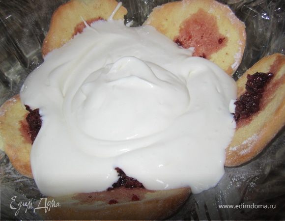 Выложить творожно сметанный крем.