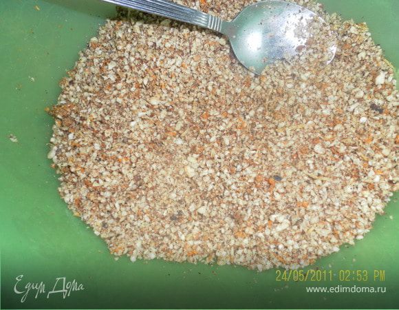 смешать орехи прянности и цедру,  мед и масло растопить на водяной бане,