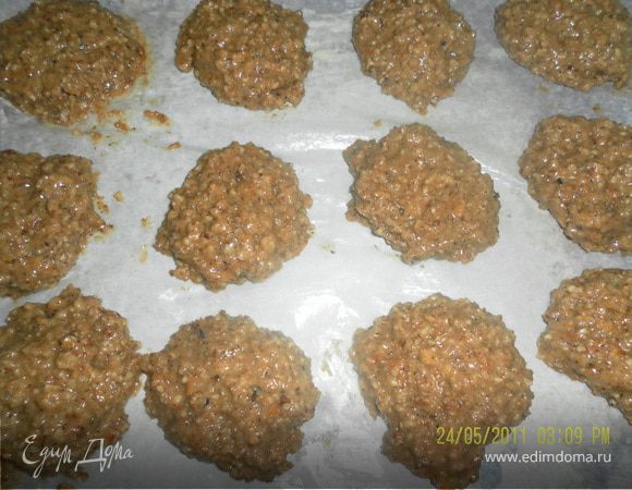 соеденить вместе все ингредиенты,если тесто получается слишком жидким добавьте орехов  застелить противень бумагой для выпечки выкладываем с помощью ложки  прянички и выпекаем в разогретой духовке минут 15-20