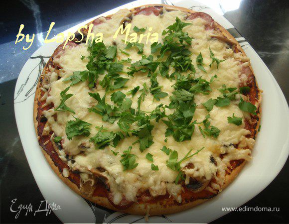 Поскольку люблю проготовленные шампиньоны, то их отдельно тушу 5 минут, слегка солю и перчу. 
Пласт теста смазываю томатной пастой (или тем что вам по душе). Так как наша семья просто невероятно обожает сыр (особенно расплавленный в духовке) то на пасту сыплю немного тертого сыра. Выкладываю на основу нарезанную кружочками колбасу и грибочки. И сверху опять МНОГО сыра. 
В разогретую до 170-180 градусов духовку отправляю пиццу на 15 минут. За эти 15 минут схожу с ума от ароматов, которые разносятся по квартире. Готовую пиццу посыпаю нарубленной петрушкой и вот она долгожданная улыбка любимого мужа! 