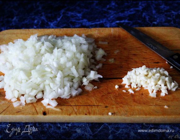 Лук и чеснок мелко покрошить.