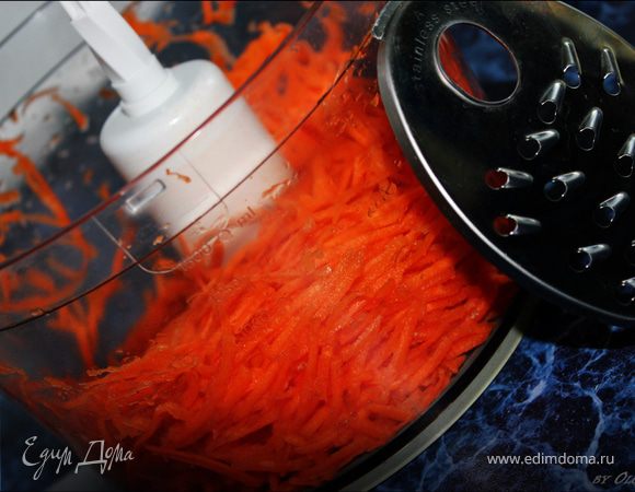 Морковь натереть на средней терке.