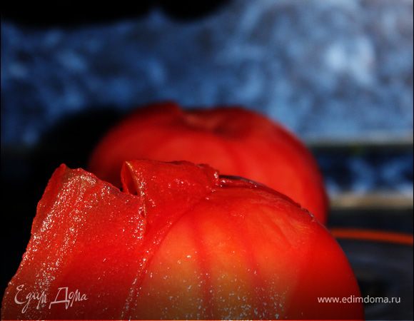 С помидоров снять кожицу.