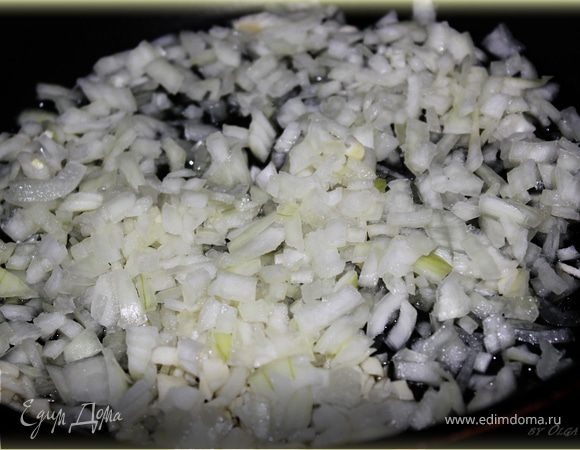 Лук и чеснок обжарить на растительном масле.