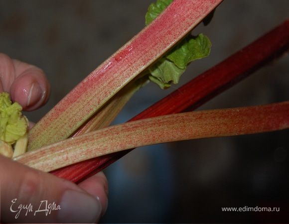 пока мы готовим тесто, у меня дрожжевое, время подумать о начинке. Ревень имеет свойство пытаться вытечь из пирожка, но мы знаем, как с этим бороться... но все по порядку! Сначала ревень очистили от верхней пленки и жестких прожилок, но сейчас ревень молодой, так сильно можно не заморачиваться.