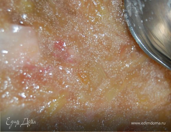 В конце варки добавляем ложку манки и тщательно перемешиваем. Наш сироп резко густеет - что нам и требовалось Можно смело начинять наши пирожки! 