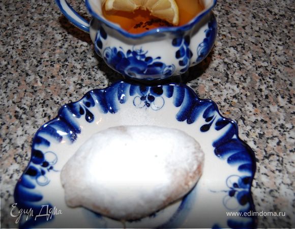 даже если начинка решит вырваться из плена - консистенция ее не позволит расплыться так, как если бы это был просто ревенёвый сироп. Так что все выглядит очень аккуратно, а на вкус - просто сказка! Приятного аппетита!