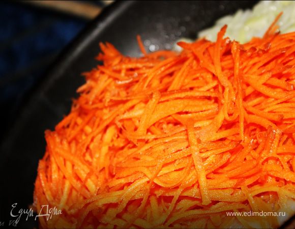Добавить морковь, обжарить.