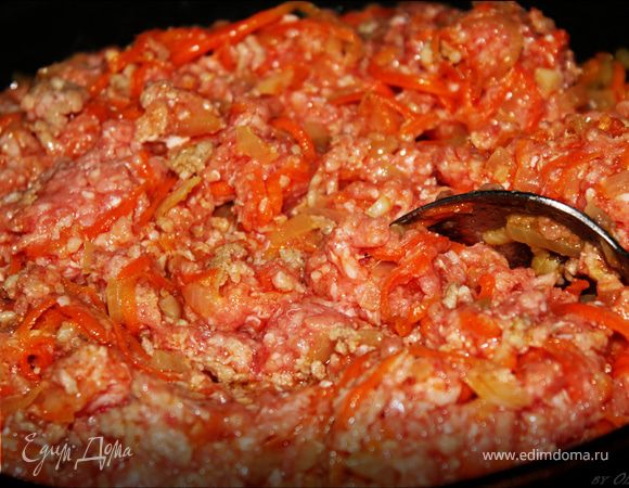 После этого добавить фарш, посолить, поперчить и тушить до готовности (примерно 20-25 минут).