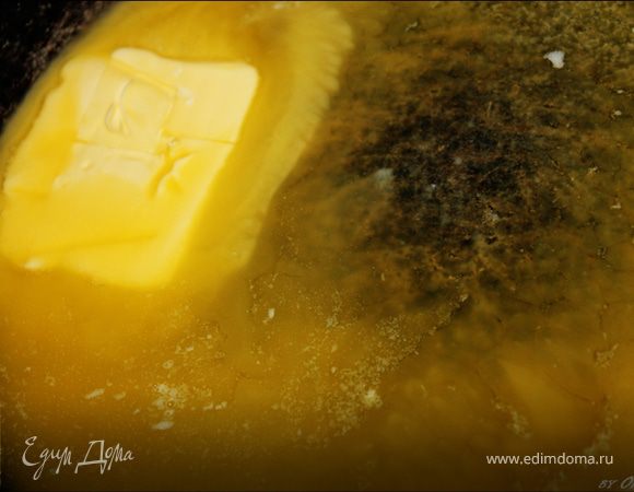 Готовим соус "Бешамель".
Масло растопить.