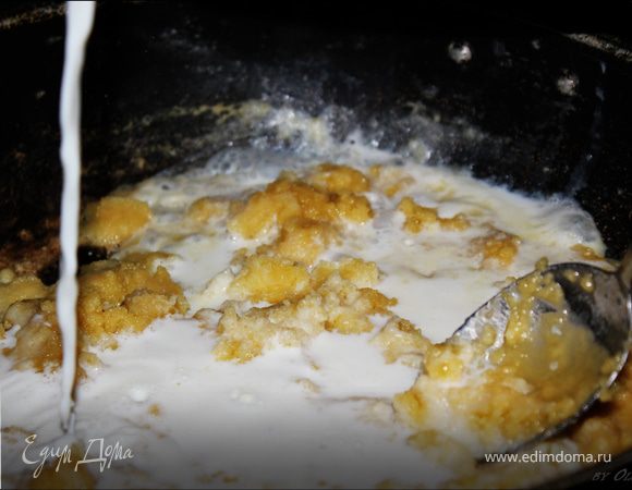 Затем тонкой струйкой влить молоко, хорошо перемешать и довести до кипения. 