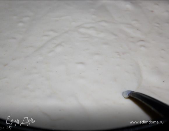 Нагревать до тех пор, пока соус не станет по консистенции напоминать жидкую сметану. 
Главное, следите, чтобы не образовались комочки. 
Соус немного посолить, по вкусу можно добавить чеснок.