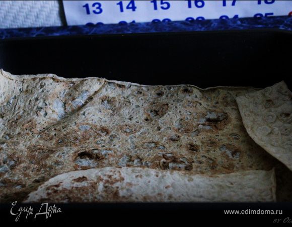 В форму для запекания (у меня форма 20х30 см и высотой 5 см) выложить лаваш на все дно формы. Я лист лаваша разделила на 3 части.