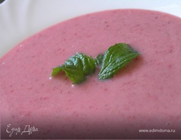 Клубнику, сахарную пудру и молоко взбить, добавить апельсиновый сок, перемешать. Немного охладить. Затем разлить по тарелкам, украсить листиками мяты и клубникой. По желанию добавить шарик мороженого.