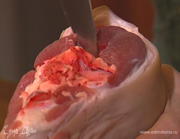 Мясо вымыть и просушить бумажным полотенцем, сделать в рульках надрез вдоль кости.