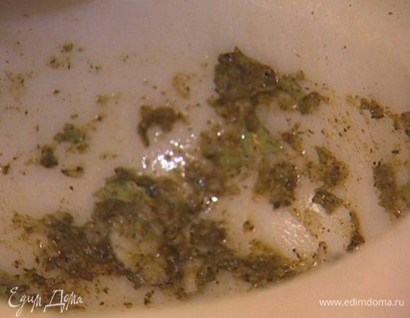 Лавровый лист, 1 ч. ложку соли, черный и красный перец, тмин, гвоздику, лимонный сок и зубчики чеснока растереть в ступке.