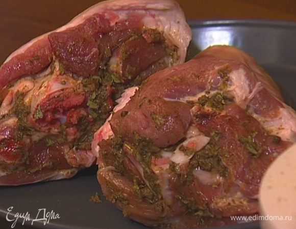 Мясо натереть снаружи и изнутри вдоль надреза получившимся маринадом.