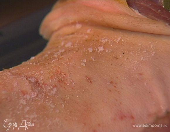 Сверху, саму корочку свинины, натереть крупной солью.