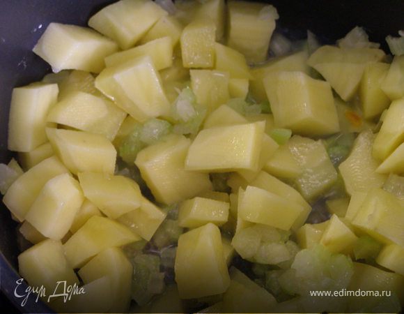 Картофель очистить, порезать. Сельдерей мелко нашинковать. Положить овощи в кастрюлю и обжарить на сильном огне с оливковым маслом. 