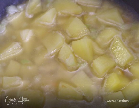 Залить водой так, чтобы она покрывала содержимое где-то на полтора пальца. Накрыть крышкой и дать прокипеть минут 10.