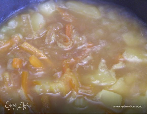 Порезать произвольной формой морковь (можно потереть – так она быстрее приготовиться). Добавить в кастрюлю. Варить овощи в небольшом количестве воды до мягкости.