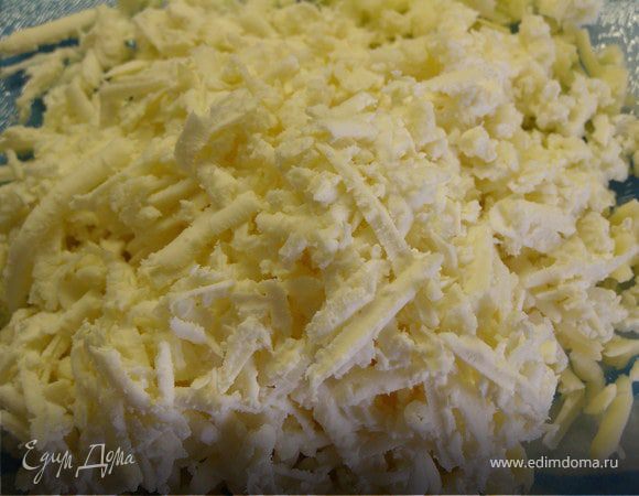 Потереть 2 вида сыра (лучше на мелкой тёрке).
