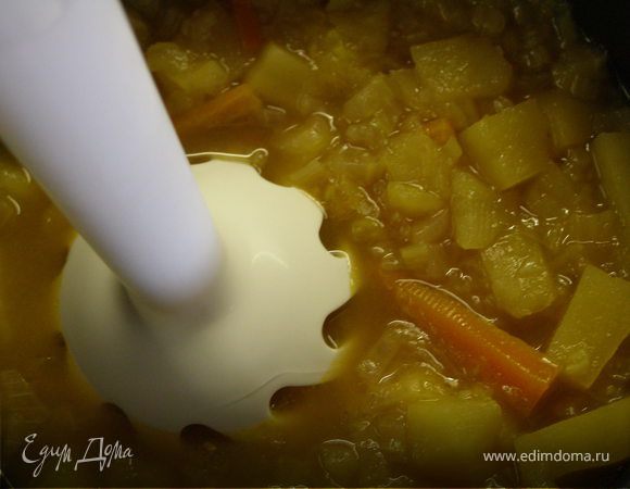 Взбить блендером овощи. Добавить сыр. Перемешать. Влить молоко. Посолить, поперчить по вкусу. Поставить на слабый огонь на 3 минуты, чтобы суп прогрелся.