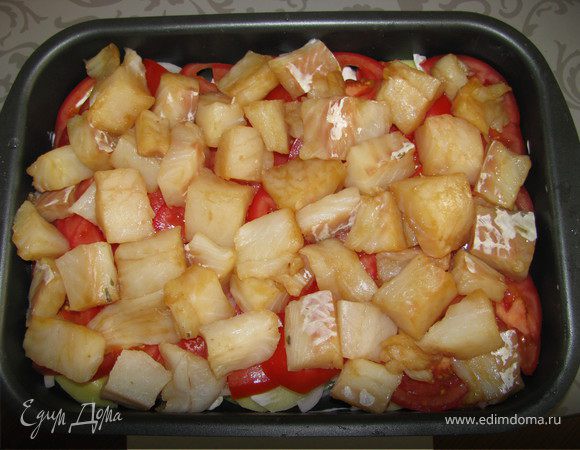 Укладываем все слоями в форму для запекания (немного смазать оливковым маслом).Сначало выкладываем картофель , посолить и поперчить смазать сметаной .Затем выкладываем лук , помидоры не много посолить. Потом положить рыбу . Сверху смазать опять сметаной и посыпать сыром