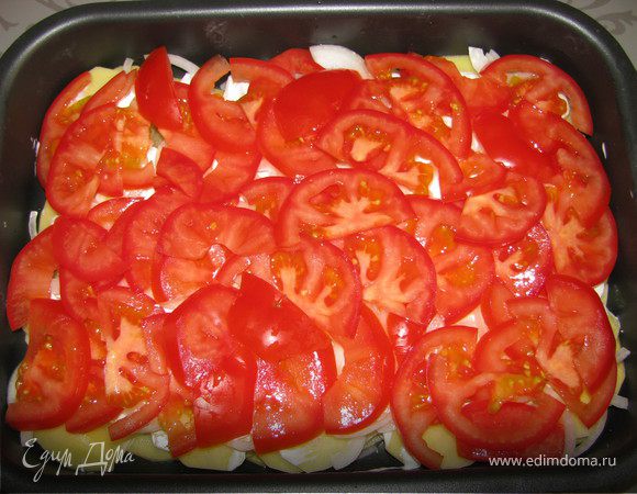 А в это время .
Картофель очистить и порезать на тонкие кружки . Луковицу и помидор нарезать полукольцами. Сыр натереть на терке.