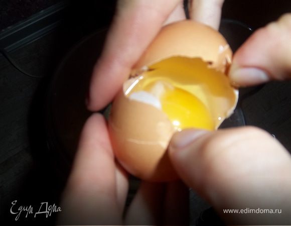 Постепенно добавить яйцо