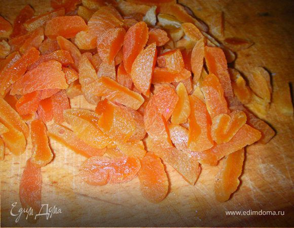 Нарезаем курагу