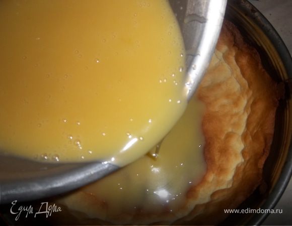 На корж выливаем шоколадную смесь