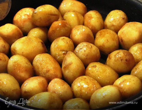 Картофель тщательно вымыть, выложить на разогретую сковороду, чуть обсушить, добавить масло.