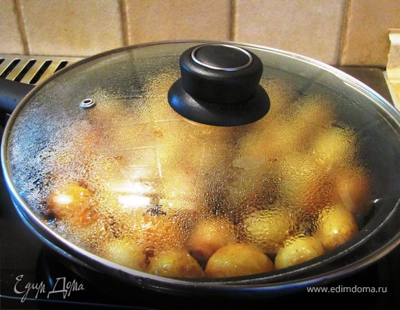 Перемешиваем. Накрываем крышкой, готовим на умеренном огне при периодическом помешивании 15-20 минут.