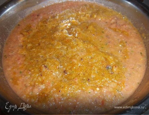 Помидоры ошпариваем кипятком и очищаем. Все ингредиенты крупно нарезать и положить в блендер.