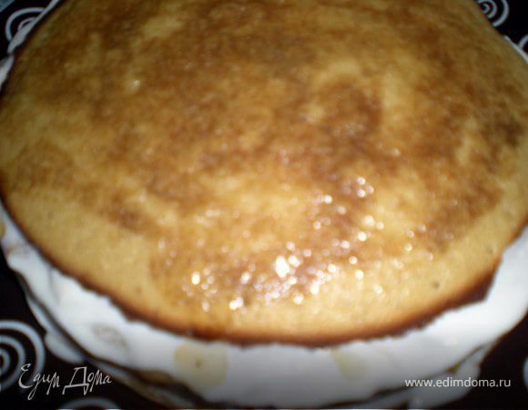 Два коржа пропитала мятным сиропом.