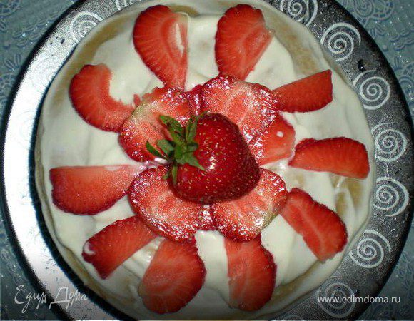 Украсила свежей клубникой и отправила в холодильник пропитываться.