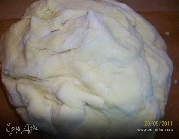 Размягченное сливочное масло растереть с сахаром, добавить слегка взбитые яйца, сметану, муку и замесить гладкое эластичное тесто.