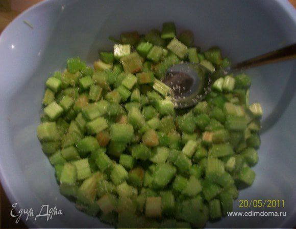 Ревень помыть, просушить, снять кожицу и нарезать кубиками, перемешать с сахаром.