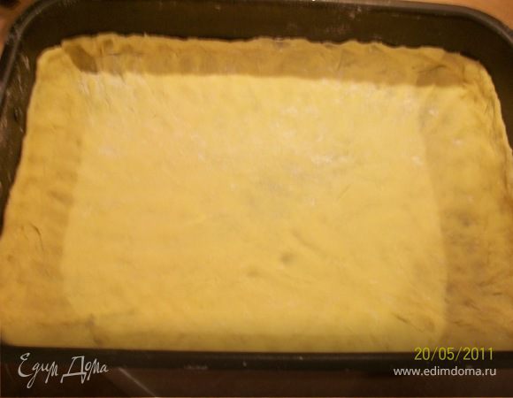 Тесто разделить на две части. 2/3 теста выложить в смазанную сливочным маслом форму сделать бортики, поколоть вилкой (я это сделать забыла)