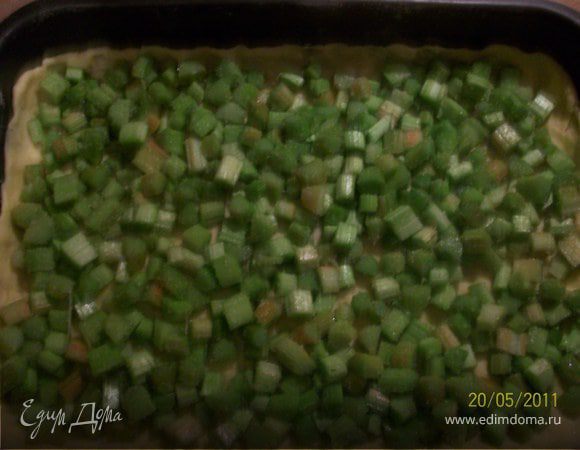 На тесто выложить начинку, при желании посыпать корицей. У меня в этот раз начинки оказалось маловато. Можно также добавить клубнику, вишню.