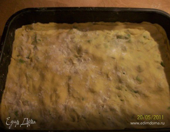 Накрыть ревень второй частью теста.