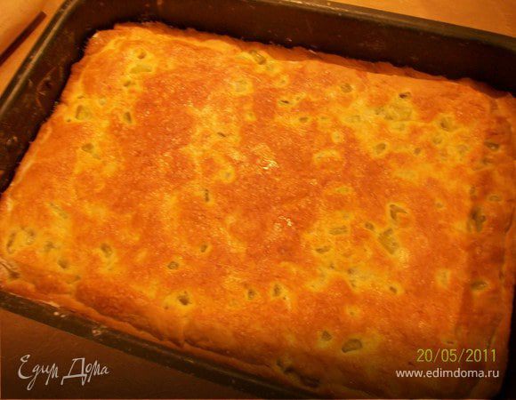 Готовый пирог присыпать сахарной пудрой по желанию