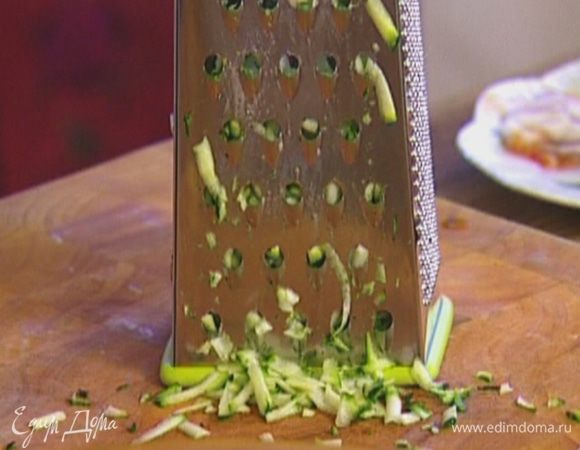 Цукини вместе с кожицей натереть на крупной терке.