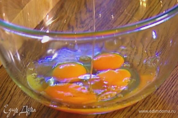 Яйца разбить в глубокую миску, посолить, поперчить и слегка взбить венчиком.