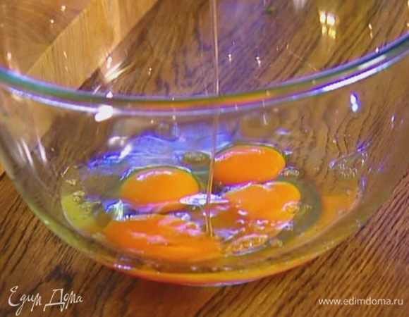 Яйца разбить в глубокую миску, посолить, поперчить и слегка взбить венчиком.