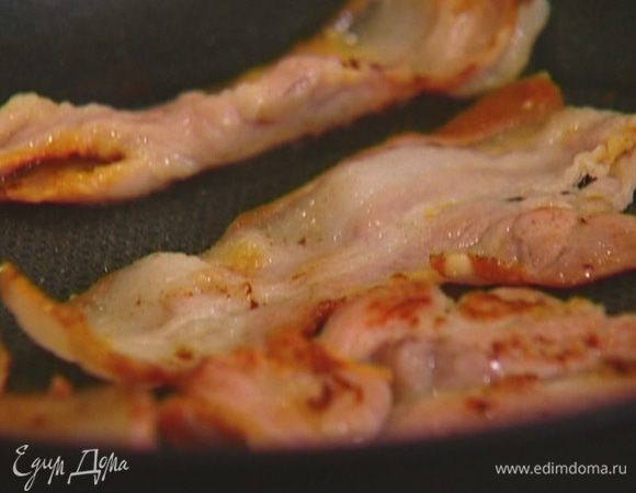 Разогреть тяжелую сковороду и обжарить бекон до золотистого цвета, а затем выложить на бумажное полотенце, чтобы убрать излишки жира.