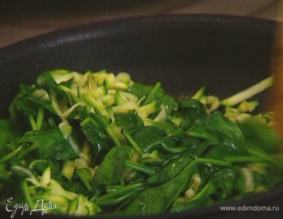 В сковороду, где жарился бекон, выложить цукини и шпинат и, непрерывно помешивая, обжаривать, пока шпинат не станет мягким.