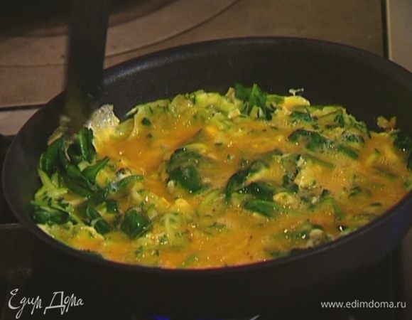 Влить в сковороду с цукини и шпинатом взбитые яйца и готовить 3 минуты, затем поместить на 2 минуты под гриль.